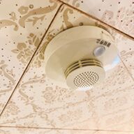 火災警報器の取り付け方|女性でも簡単!